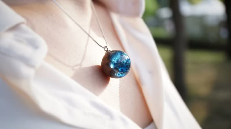 胡桃木藍瞳球型墜飾