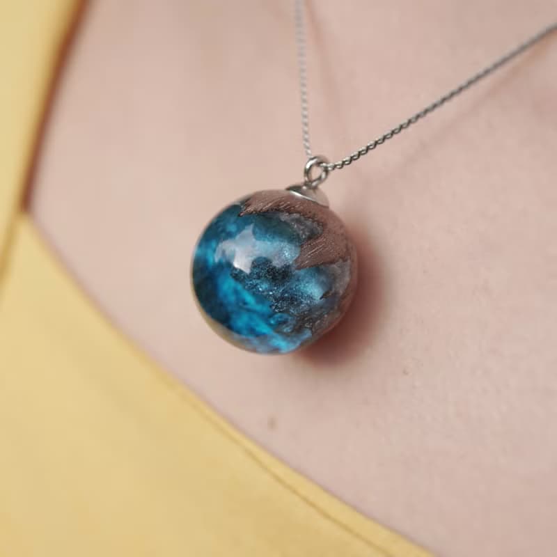 胡桃木藍瞳球型墜飾