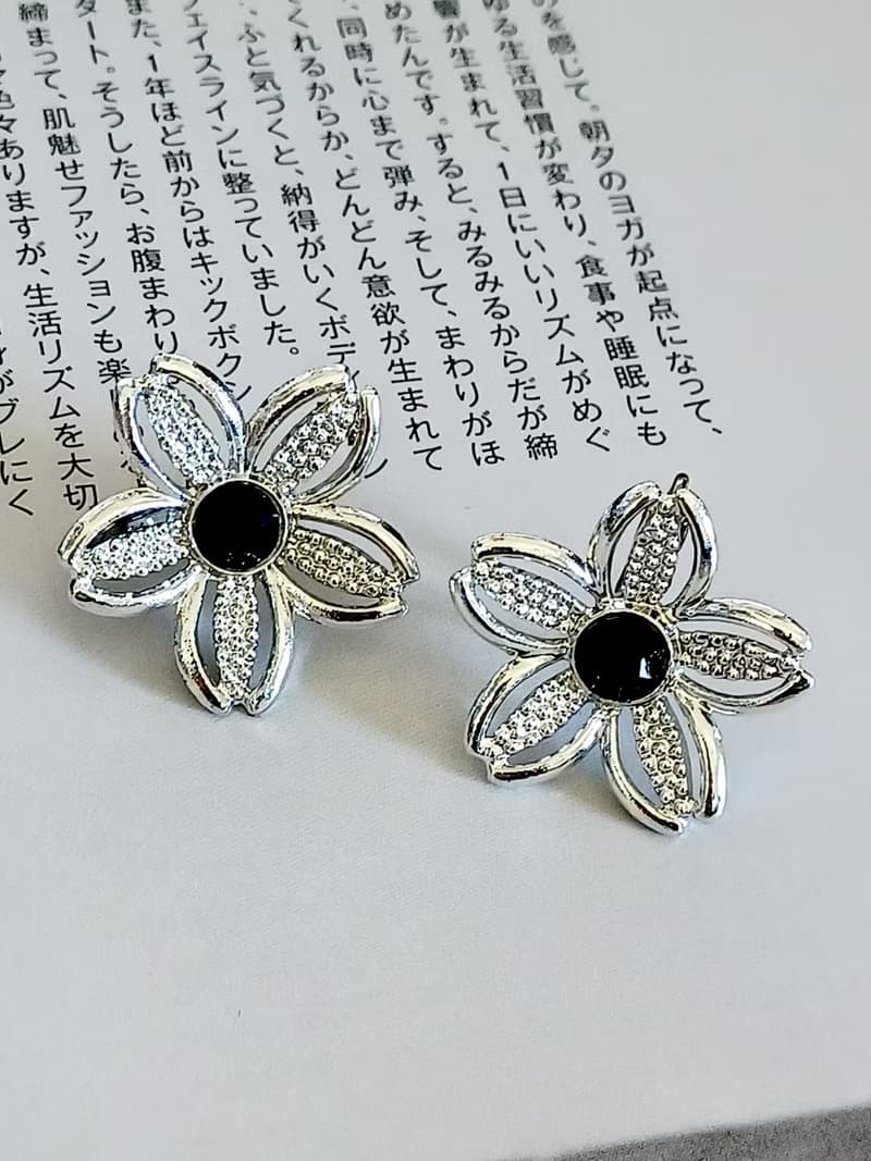 vintage jewelry  Sarah cov  典雅黑石花蕊花卉 夾式耳環
