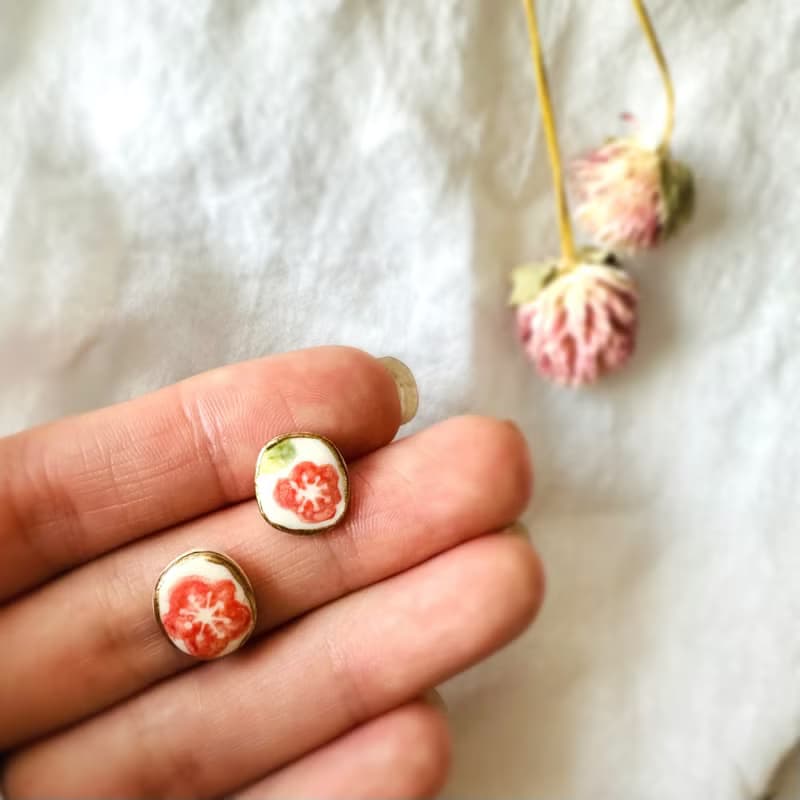 梅 陶器 金継ぎ ピアス イヤリング ノンホールピアス お花 花 うめ 冬 春 春色 赤 レッド グリーン 緑 ゴールド 金 小さい 小ぶり シンプル ギフト