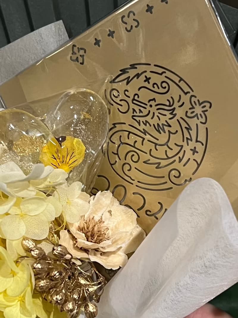 | 龍情蜜意黃銅賀卡&金箔花卉棒棒糖 |花束【雙北2/14當日配送】