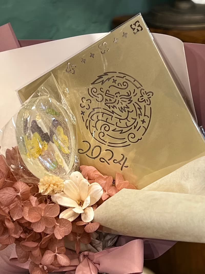 | 龍情蜜意黃銅賀卡&金箔花卉棒棒糖 |花束【雙北2/14當日配送】