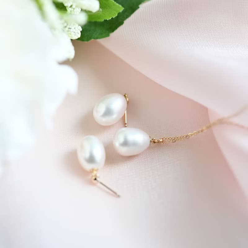 幸せを運んでくれる　大粒ドロップ淡水パール のピアス 6月誕生石