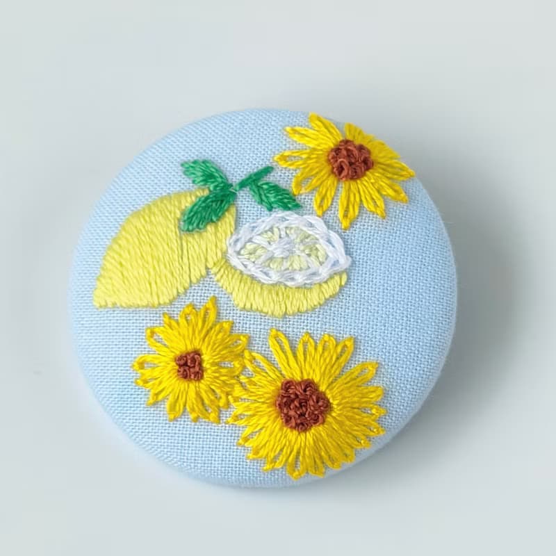 夏のイエロー祭り!　レモンとひまわりの刺繍ブローチ