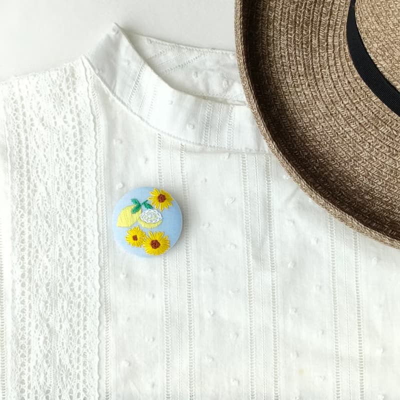 夏のイエロー祭り!　レモンとひまわりの刺繍ブローチ