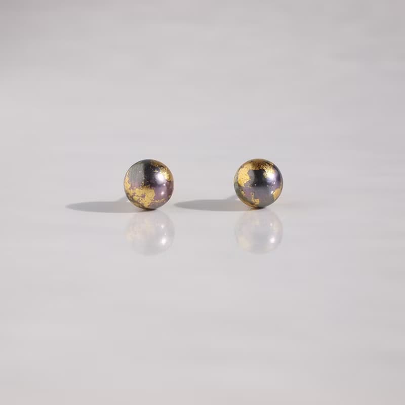 日本製  地球ピアス  金箔と6mmピーコックパールのスタッドピアス  アレルギーフリー  ユニセックス