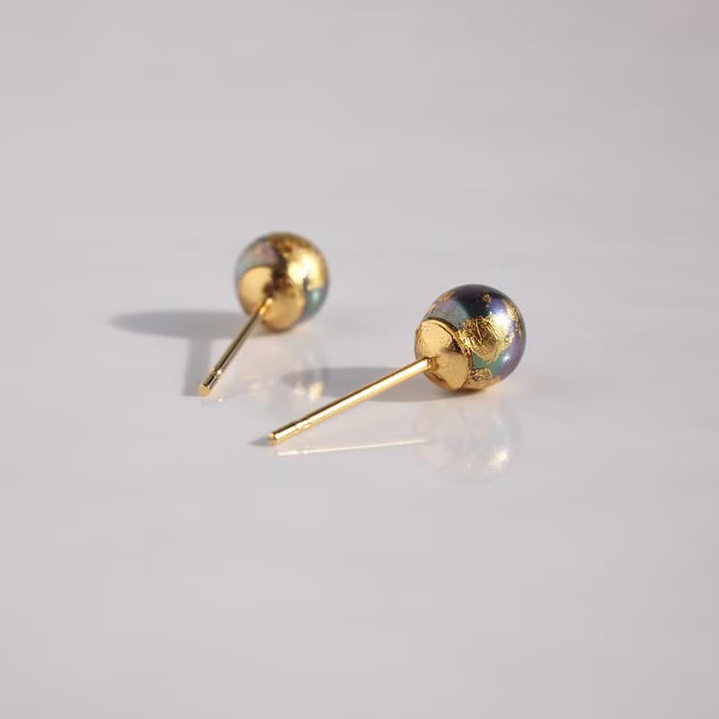 日本製  地球ピアス  金箔と6mmピーコックパールのスタッドピアス  アレルギーフリー  ユニセックス