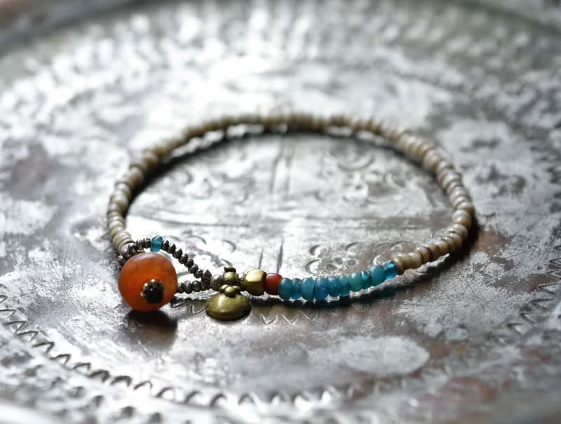 アフリカ出土カーネリアン留め金、アンティークホワイトとエメラルドビーズ、飴色ホワイトハーツのブレス