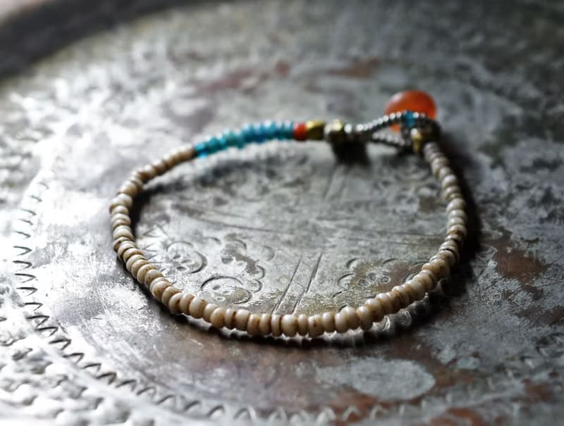 アフリカ出土カーネリアン留め金、アンティークホワイトとエメラルドビーズ、飴色ホワイトハーツのブレス