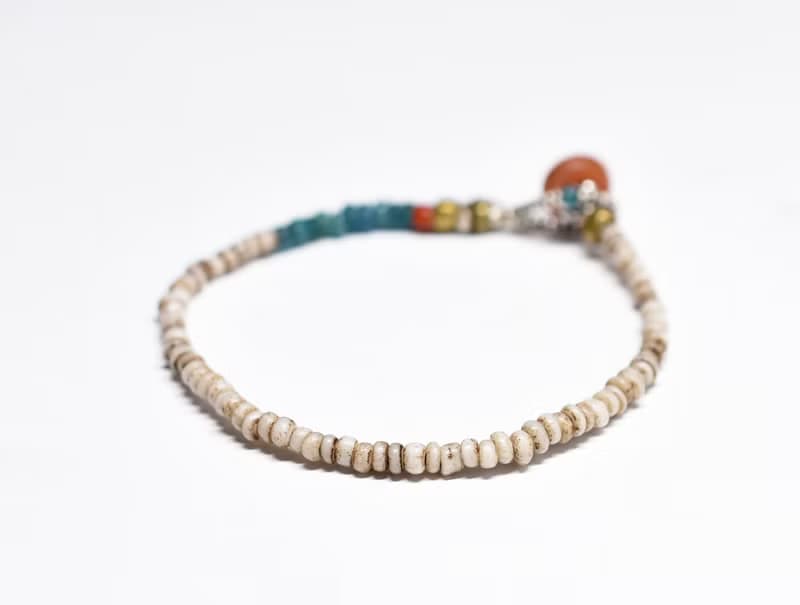 アフリカ出土カーネリアン留め金、アンティークホワイトとエメラルドビーズ、飴色ホワイトハーツのブレス