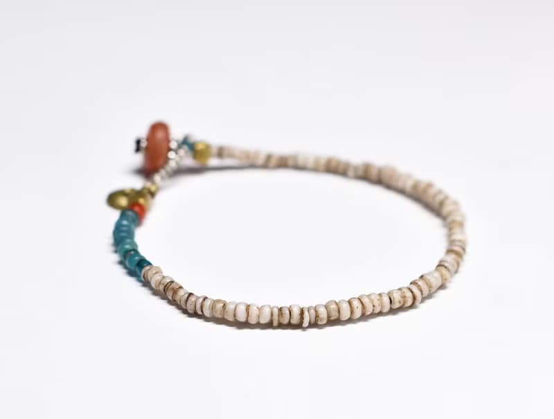 アフリカ出土カーネリアン留め金、アンティークホワイトとエメラルドビーズ、飴色ホワイトハーツのブレス