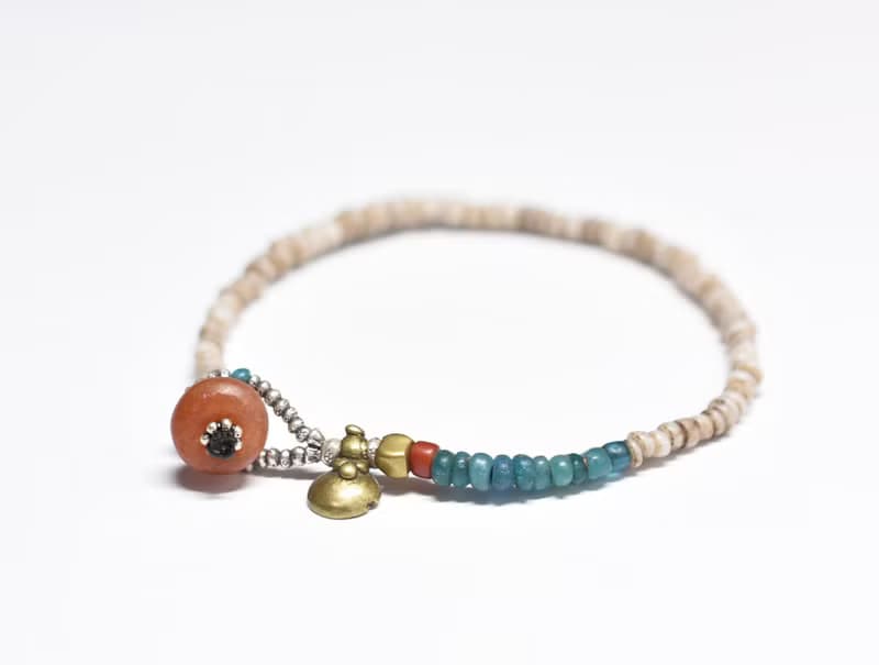 アフリカ出土カーネリアン留め金、アンティークホワイトとエメラルドビーズ、飴色ホワイトハーツのブレス