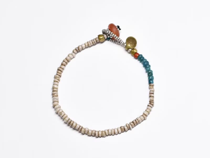 アフリカ出土カーネリアン留め金、アンティークホワイトとエメラルドビーズ、飴色ホワイトハーツのブレス