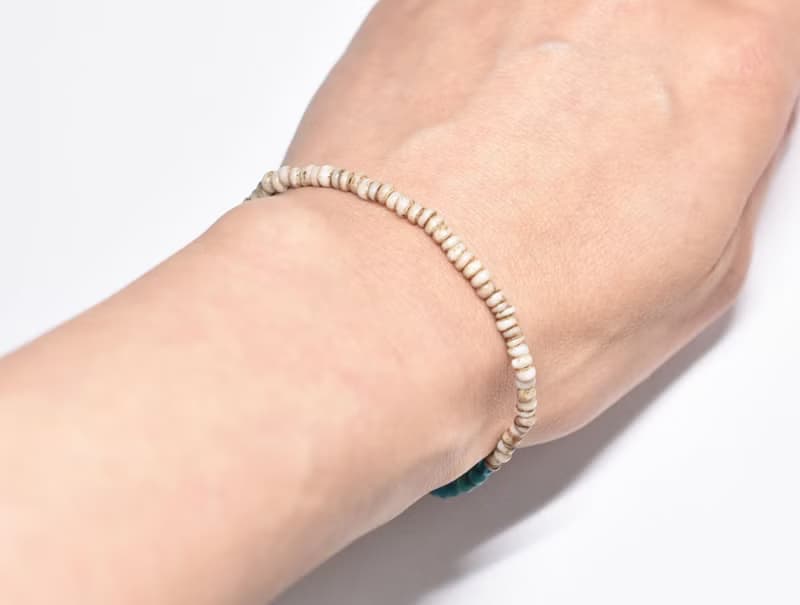 アフリカ出土カーネリアン留め金、アンティークホワイトとエメラルドビーズ、飴色ホワイトハーツのブレス