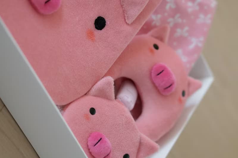 Bucute迪亞豬寶寶的彌月禮盒組/口水巾/護身符/手搖鈴/彌月