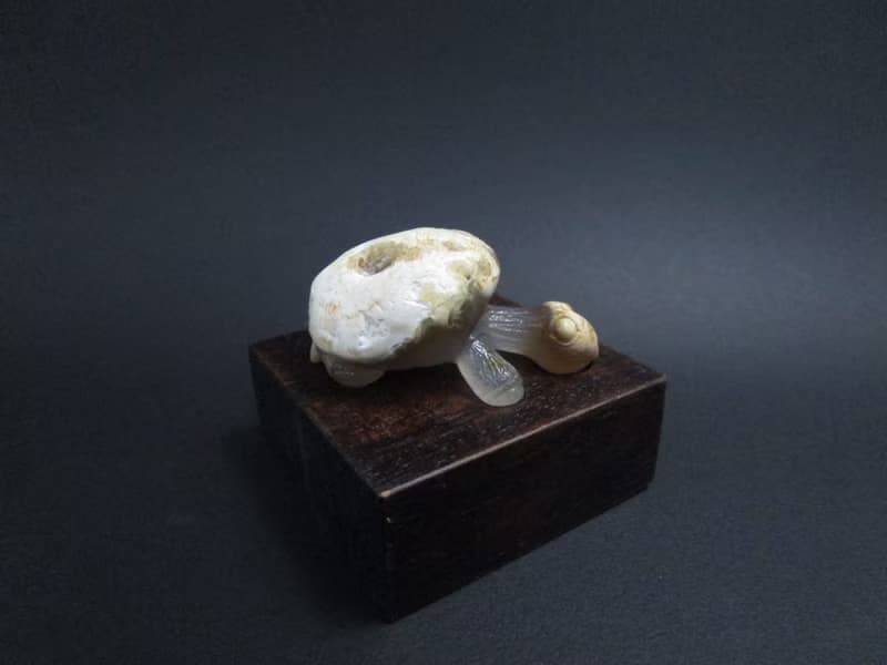 雕件 逗樂動物-長頸龜 印尼黃皮紅玉髓