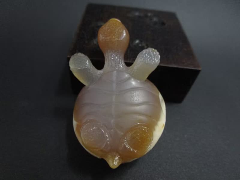 雕件 逗樂動物-長頸龜 印尼黃皮紅玉髓