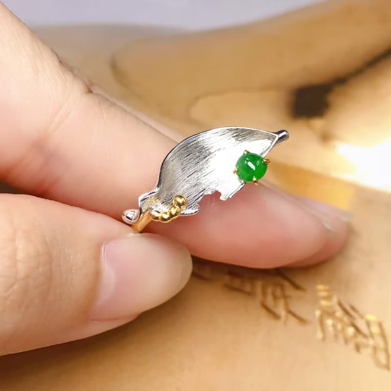 冰陽綠翡翠蛋面設計款戒指 18K金鑲嵌| 天然緬甸玉A貨翡翠 | 送禮