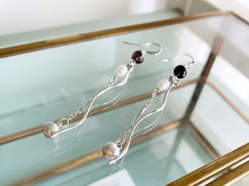 【6月・9月の誕生石】感性を研ぎ澄ますアイオライト と 淡水パール・ピアス/イヤリング