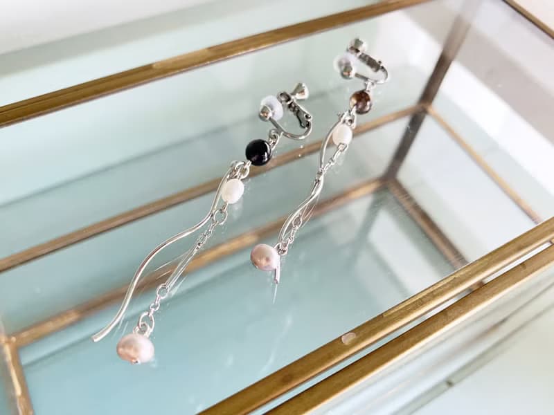 【6月・9月の誕生石】感性を研ぎ澄ますアイオライト と 淡水パール・ピアス/イヤリング