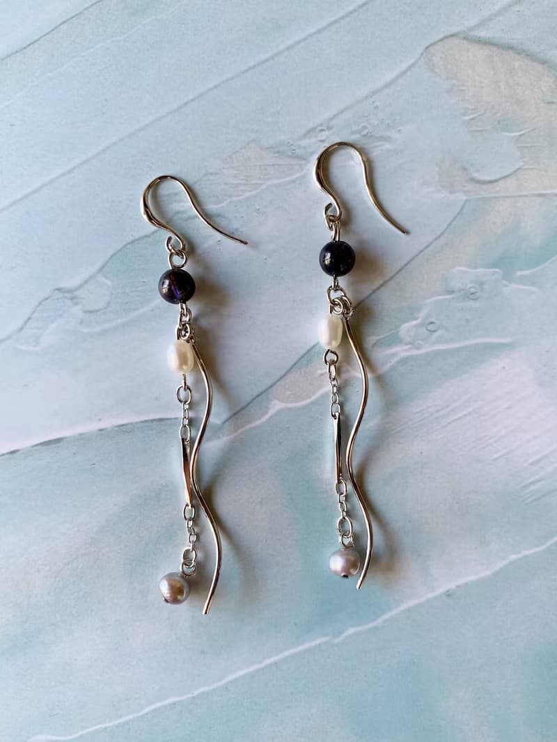 【6月・9月の誕生石】感性を研ぎ澄ますアイオライト と 淡水パール・ピアス/イヤリング