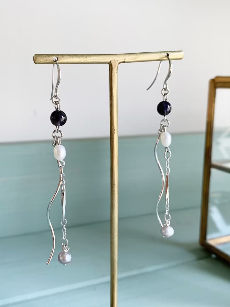 【6月・9月の誕生石】感性を研ぎ澄ますアイオライト と 淡水パール・ピアス/イヤリング