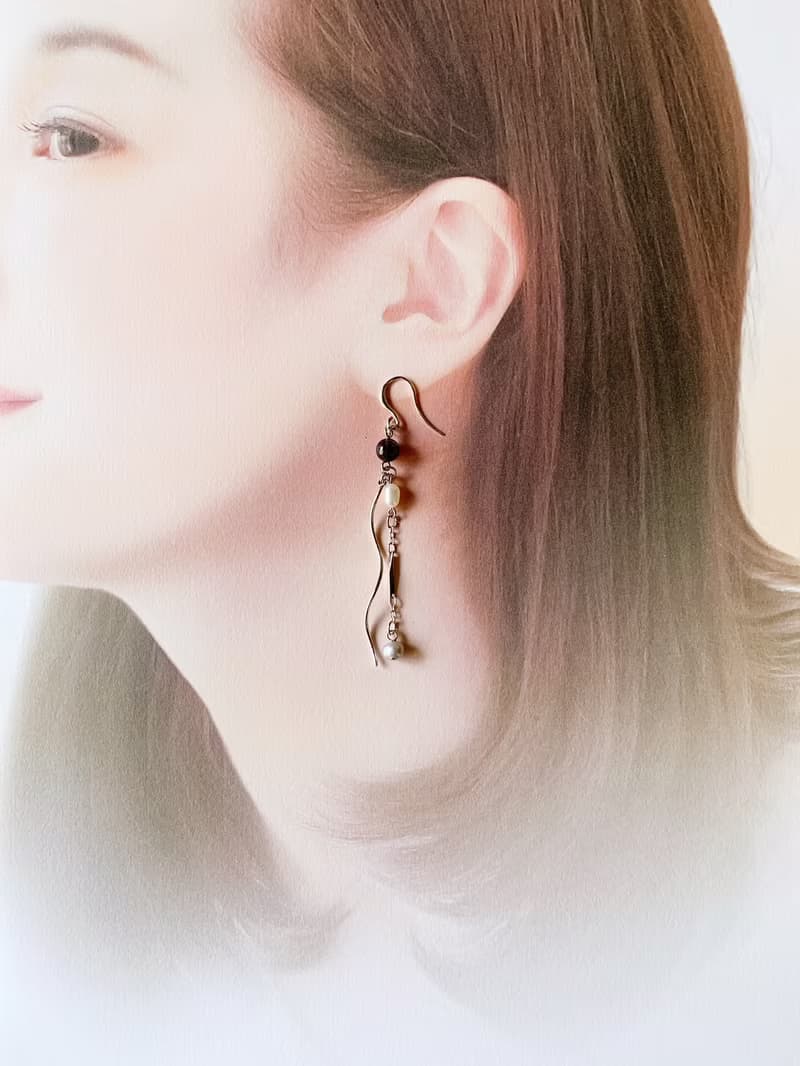 【6月・9月の誕生石】感性を研ぎ澄ますアイオライト と 淡水パール・ピアス/イヤリング