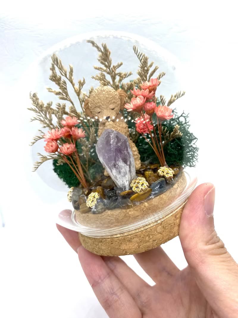 綠色森林-貴賓狗與紫水晶-手工玻璃罩公仔/水晶/乾燥花擺設