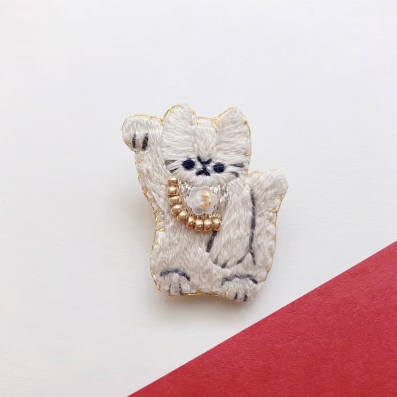 招財貓刺繡胸針　右手