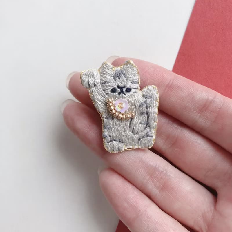 招財貓刺繡胸針　右手