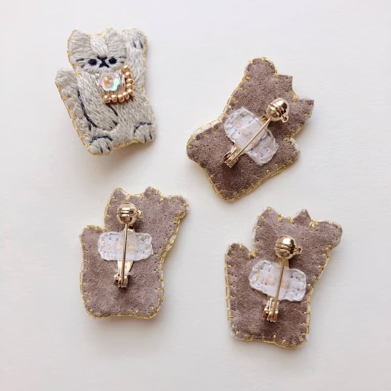 招財貓刺繡胸針　右手