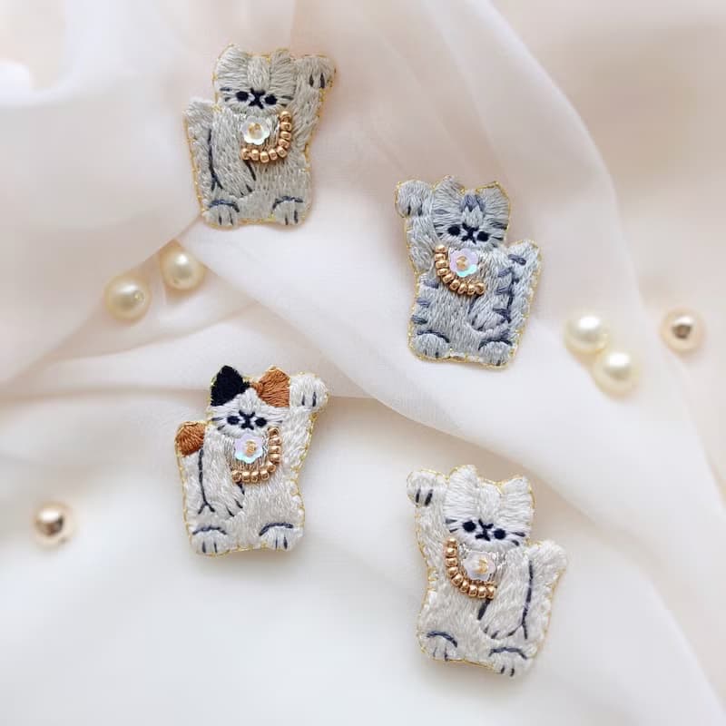 招財貓刺繡胸針　右手