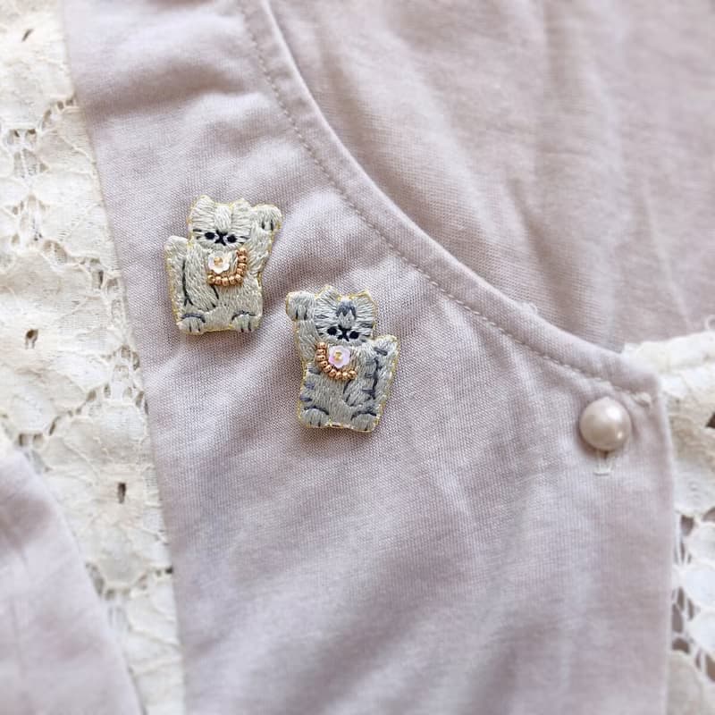 招財貓刺繡胸針　右手