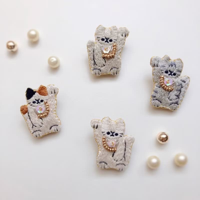 招財貓刺繡胸針　右手