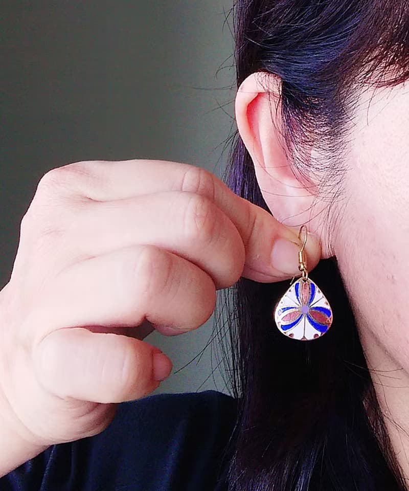 Vintage Jewelry  西洋古董飾品 景泰藍 白底放射 耳勾 針式耳環
