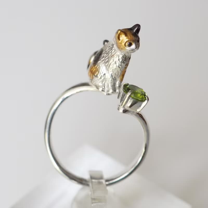 お座り三毛猫ペリドットリング