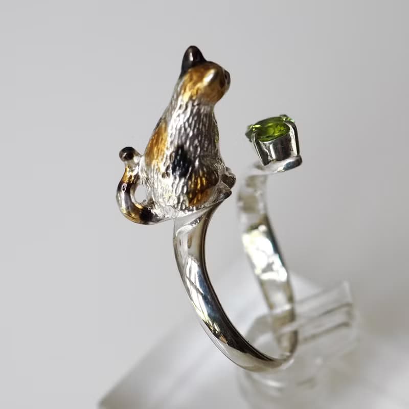 お座り三毛猫ペリドットリング