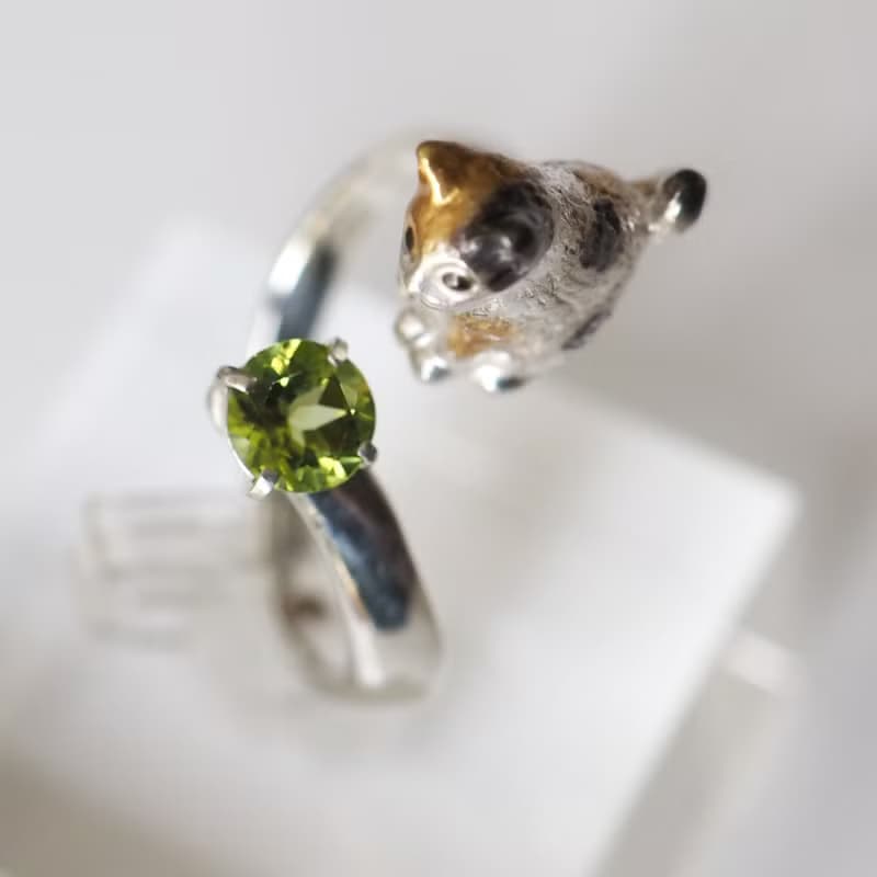 お座り三毛猫ペリドットリング
