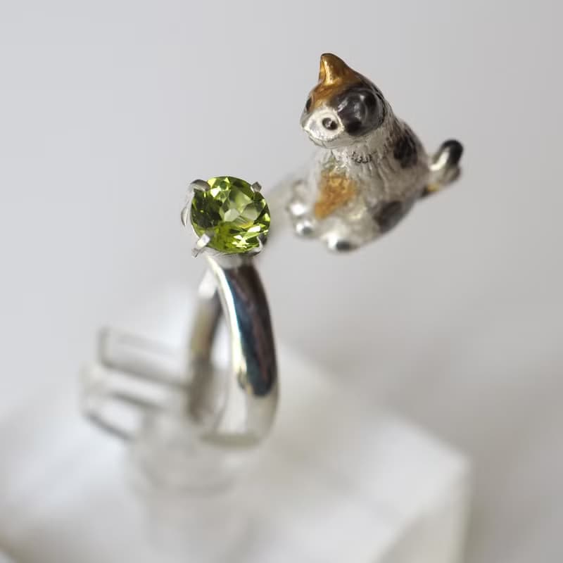 お座り三毛猫ペリドットリング