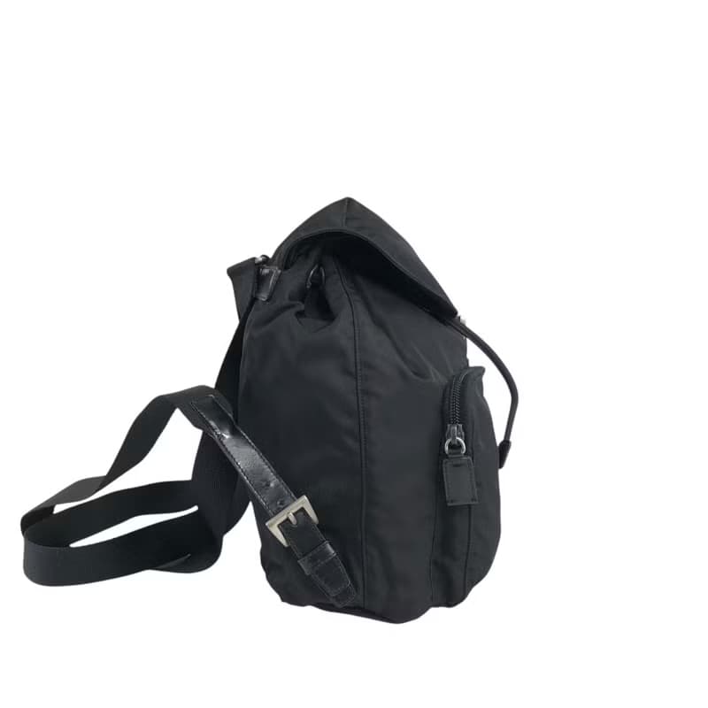 【 日本直送　名牌中古包 】PRADA プラダ バックパック ブラック トライアングルロゴ ナイロン フロントバックル vintage オールド i6pdhi