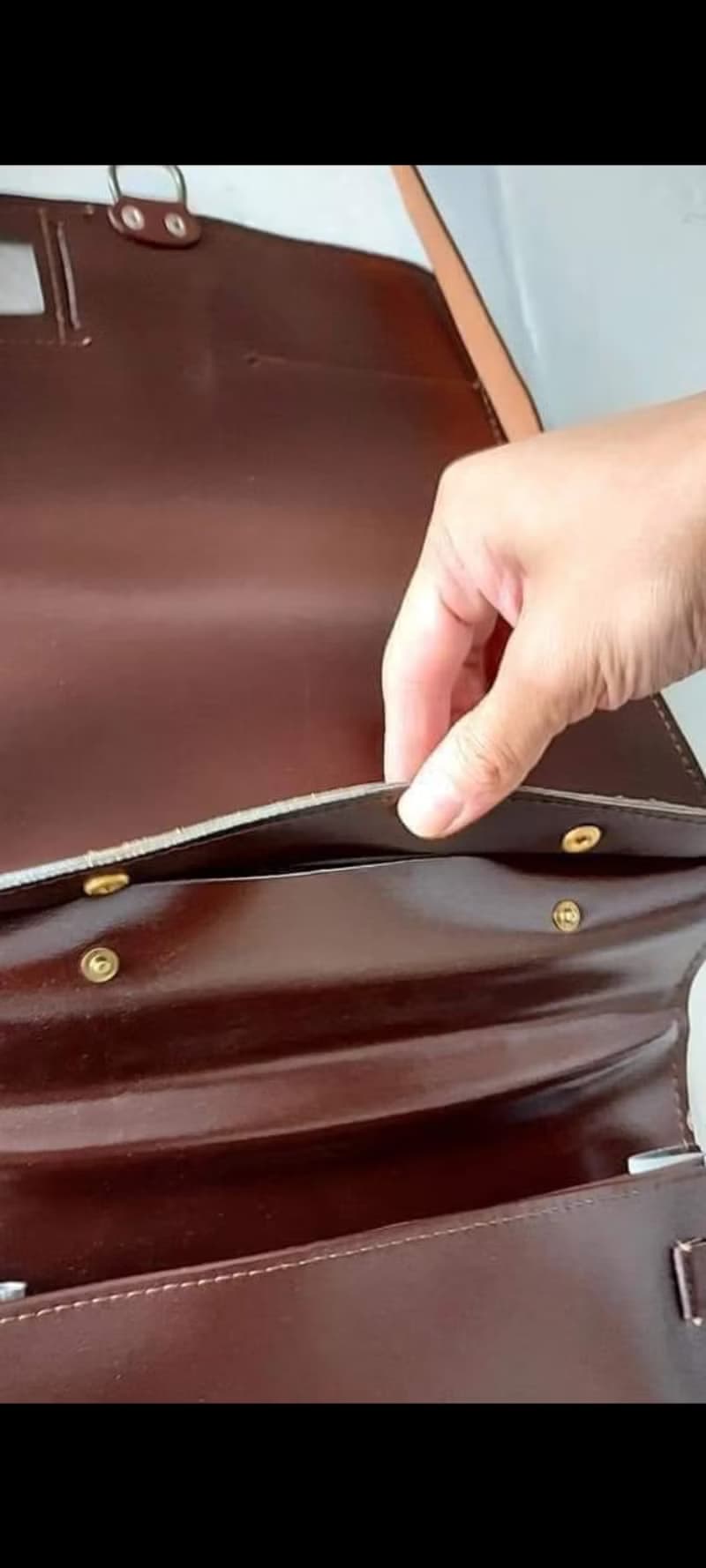 捷克公發深巧克力色防 水皮革手提肩背公事包 可放13吋筆電包