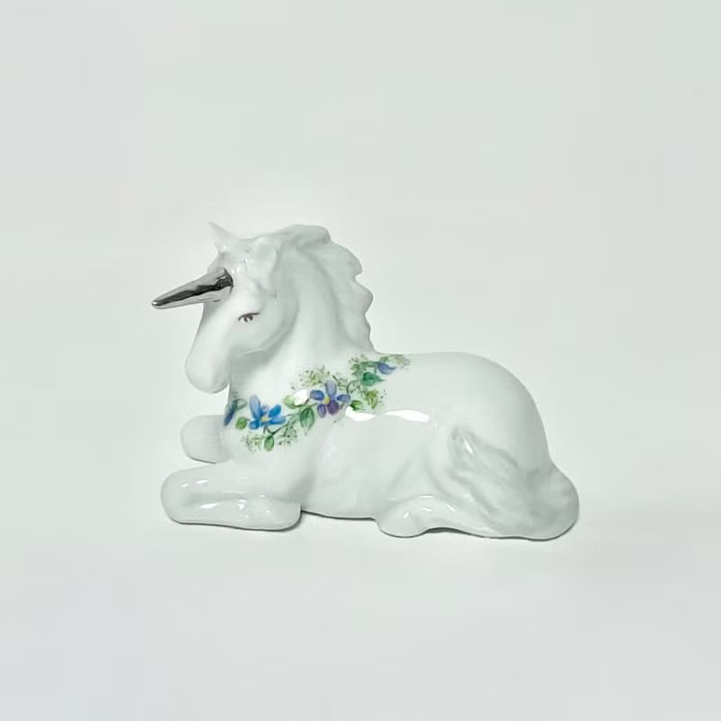 スミレのリースのユニコーン のフィギュリン
