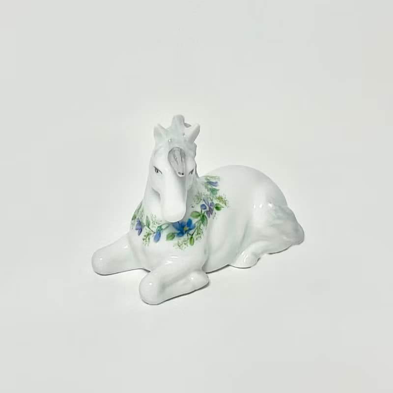 スミレのリースのユニコーン のフィギュリン