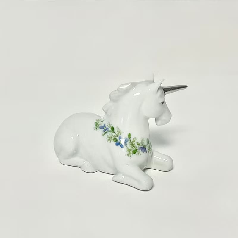 スミレのリースのユニコーン のフィギュリン