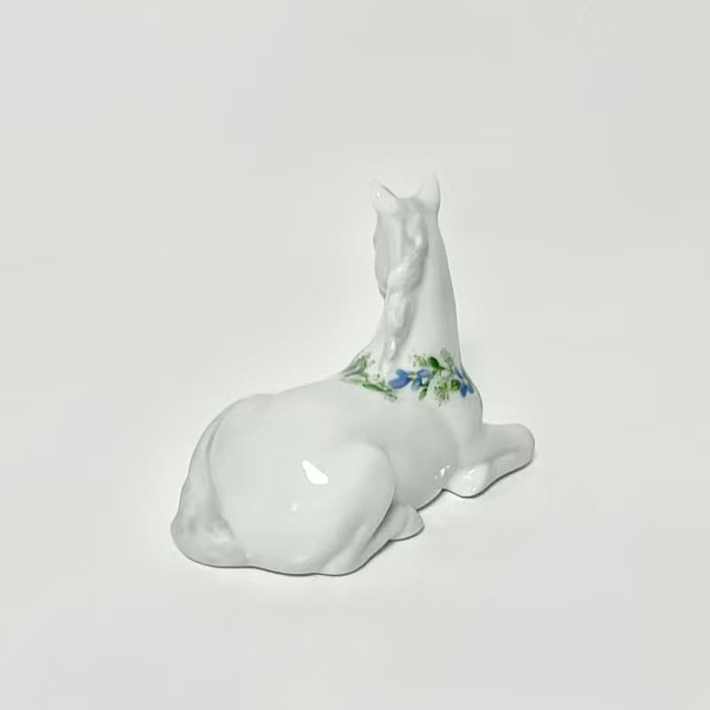 スミレのリースのユニコーン のフィギュリン