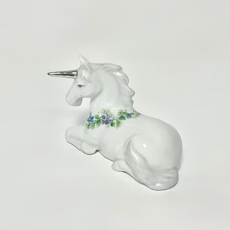 スミレのリースのユニコーン のフィギュリン