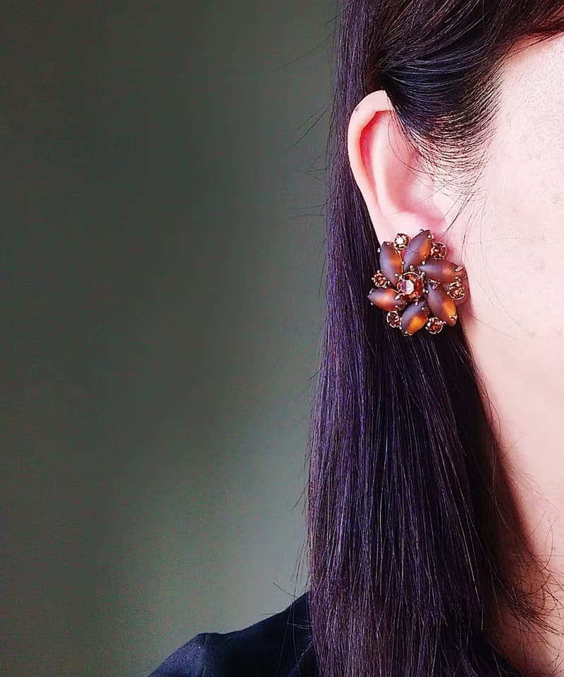 vintage jewelry  古董棕色霧感萊茵花卉夾式耳環