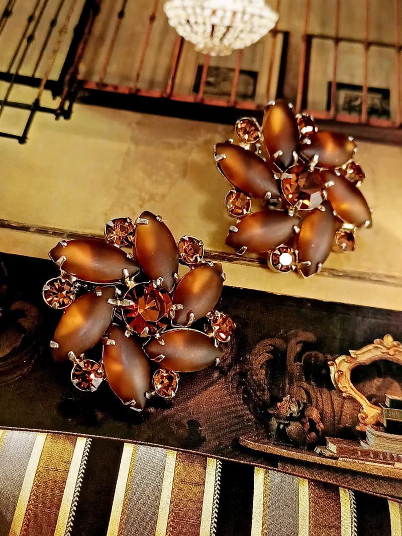 vintage jewelry  古董棕色霧感萊茵花卉夾式耳環