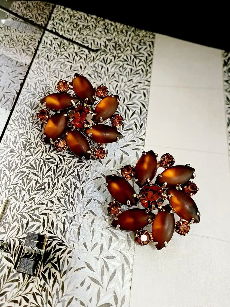 vintage jewelry  古董棕色霧感萊茵花卉夾式耳環