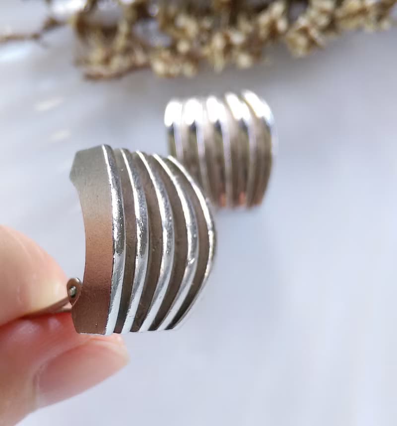 Vintage Jewelry 西洋古董飾品 Napier 銀色調 簡約寬版 夾式耳環